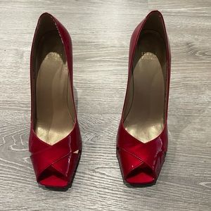 Worn twice. Excellent condition. Size 9.                   4 inch heel no box